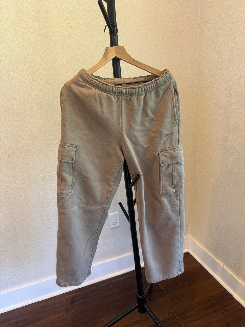 Aritzia Women’s Cargo Sweatpants in Taupe